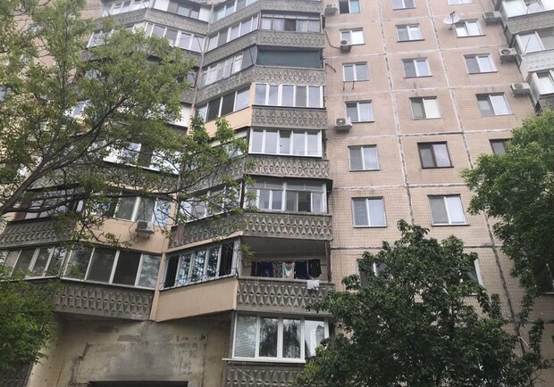 На Поскоте загорелась квартира на девятом этаже: женщина выпрыгнула из окна - фото