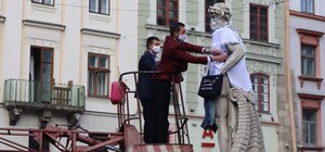 День вишиванки у Львові: статуї вже вбрали, леви чекають лікарів 