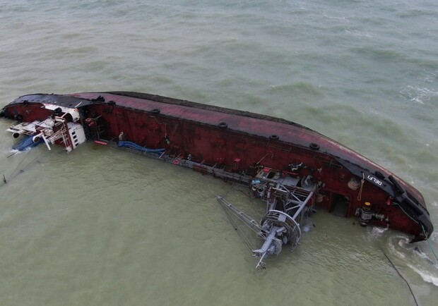 Небезопасно: у танкера Delfi произошла утечка топлива - фото Судоходство