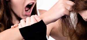 Били и снимали на видео: в Черноморске школьницы издевались над больной девочкой