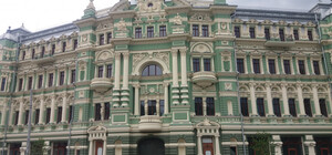 Провал и смыв плитки: как дождь повлиял на обновленный дом Руссова