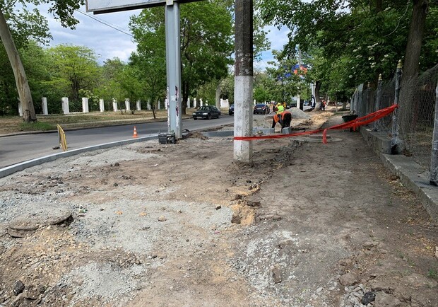 По дороге к морю: на улице Академической ремонтируют тротуар - фото