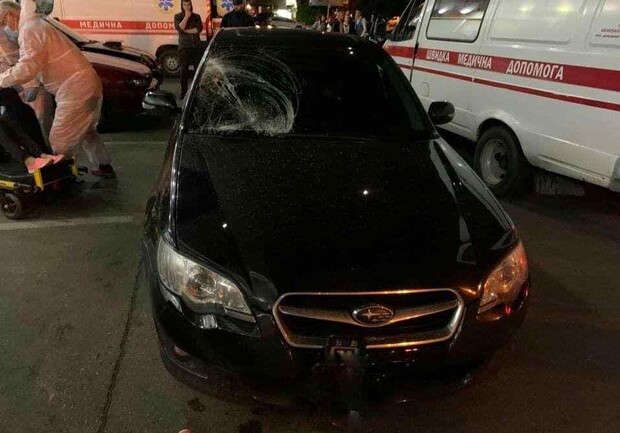 В Одессе на парковке ТЦ автомобиль сбил троих человек Фото: Пушкинская 