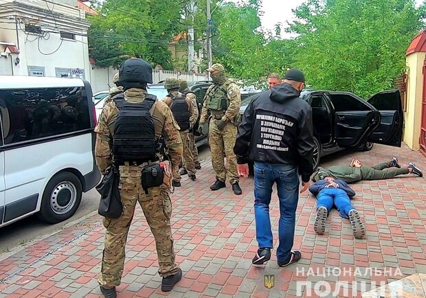 С дубинками и пистолетами: в Одессе банда "лечила" людей от наркомании и алкоголизма - фото
