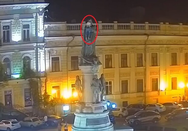В Одессе мужчина решил помыть голову 11-метровой Екатерине - фото