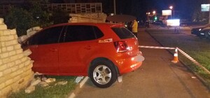 Вылетела с дороги и задела авто: машина снесла забор на Клочковской