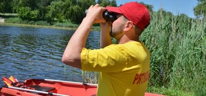 Акваланги, лодки, мегафоны: как работают спасатели на пляжах Харькова