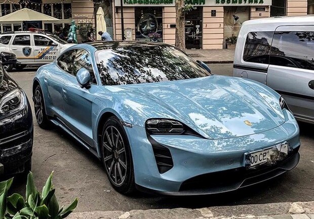 Обошел Tesla: по Одессе ездят электрические суперкары Porsche Taycan - фото