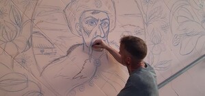 Весь в работе: запорожский уличный художник разукрашивает переход на Фестивальной