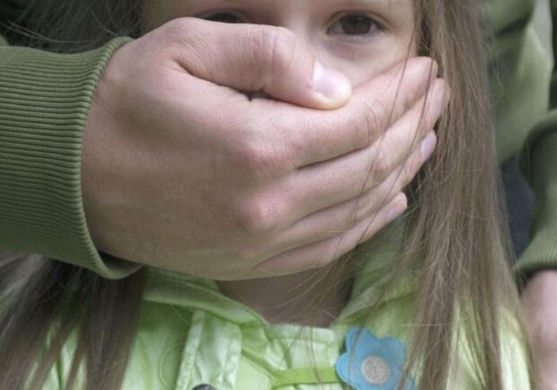 Насиловал пятилетнюю дочь и пасынка: в Одессе педофила отправили в тюрьму  - фото