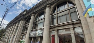 Полюбуйся: с фасада ЦУМа убирают рекламу