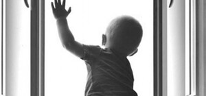 В Черноморске двухлетняя девочка выпала из окна шестого этажа: ребенок в реанимации 