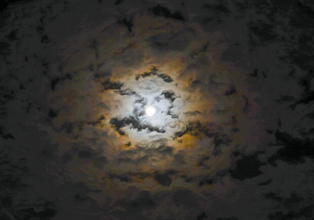 Одесситы сегодня наблюдали лунное затмение. Фото Александра Сивенко
