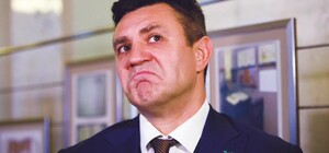 Так себе поддержка: нардеп Тищенко хотел угостить жителей разрушенного дома лимонами