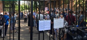 Против приема больных COVID: возле харьковского диспансера вновь протестуют чернобыльцы