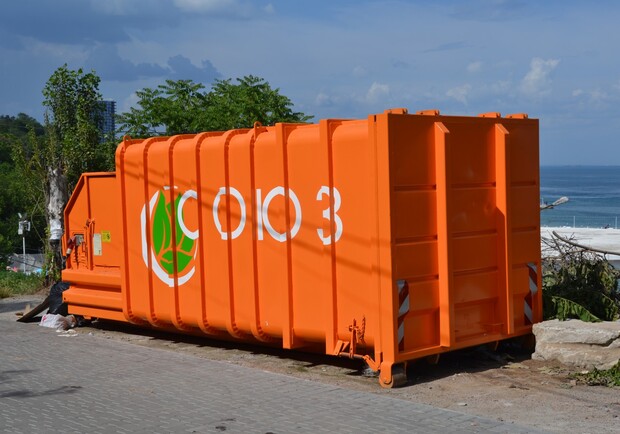 Вместе 50-ти контейнеров: в Аркадии появился пресс для сбора мусора. Фото горсовета