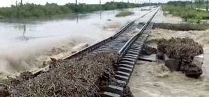 Велика вода: паводок зруйнував залізницю між Івано-Франківськом і Закарпаттям