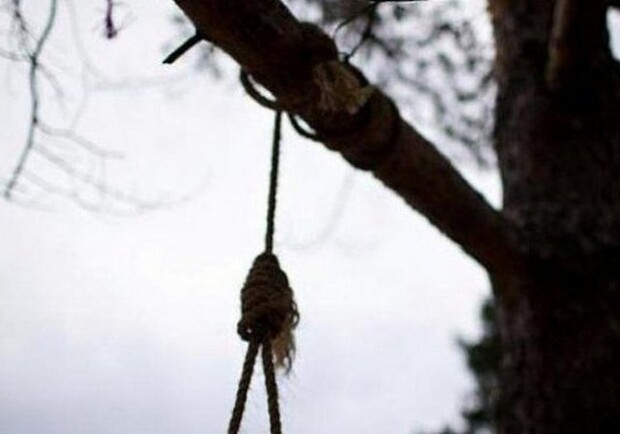 Недоброе утро: в Одессе на дереве повесился мужчина - фото
