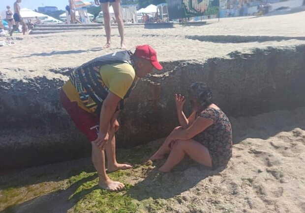 Успели: на пляже "Отрада" девушка пыталась покончить с собой - фото