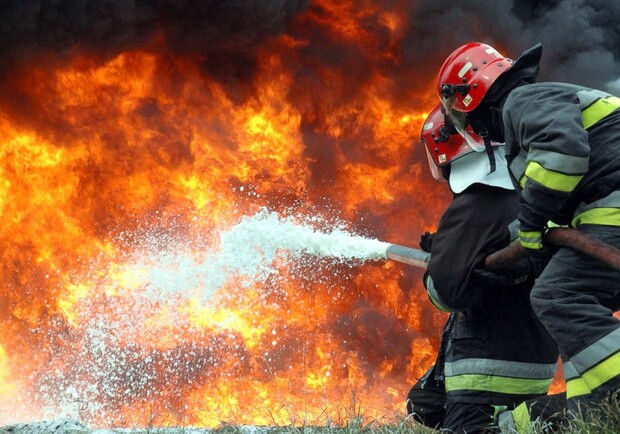 В Одессе прямо у остановки сгорел шаурмичная: опубликовано видео - фото