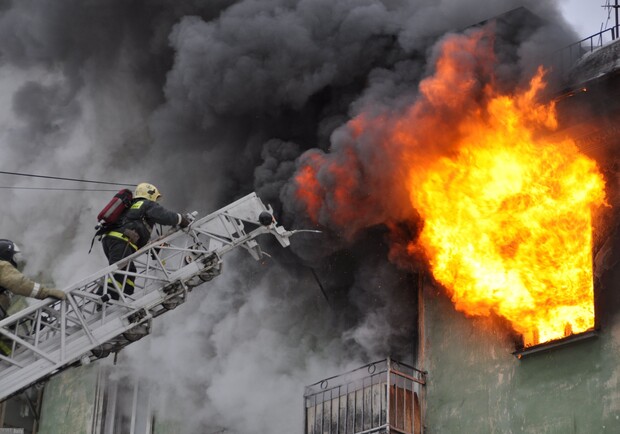 24 спасателя тушили пожар в многоэтажке на Котовского: пострадал мужчина. Фото иллюстративное 