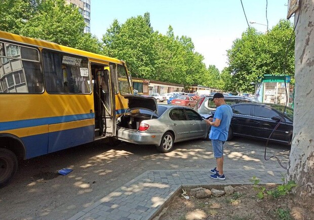 На поселке Котовского маршрутка протаранила четыре авто: водителю стало плохо - фото