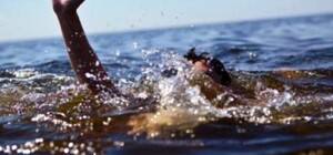 Так себе отдых: в Отраде к волнорезу прибило утопленника (обновлено)