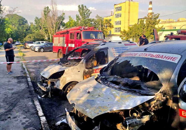 В Одессе горели две машины фирмы по аварийному вскрытию замков  Фото: ГСЧС