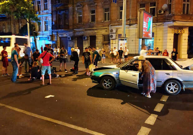 В центре Одессы автомобиль сбил мотоцикл Фото: Думская 