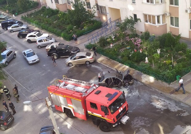 На "Радужном" пылал автомобиль Фото: Odessa Online