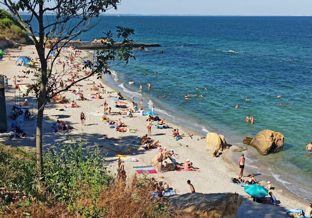 Несмотря на кишечную палочку: на пляжах Одессы куча народу - фото