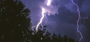 Народилася в сорочці: на Львівщині від удару блискавки постраждала дівчина