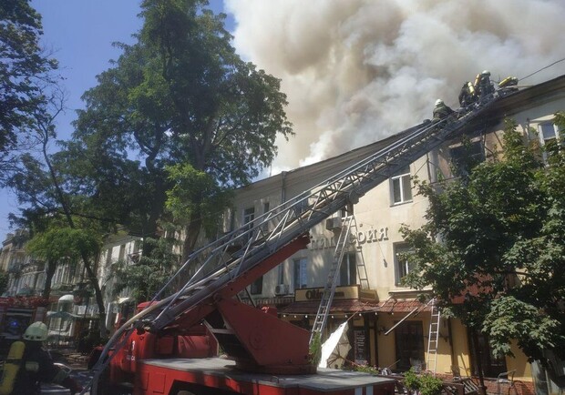 Пожар на Бунина: пылают два этажа и крыша. Фото: keks