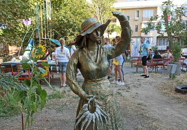 Рыбачка Соня: в дворике на Молдаванке установили скульптуру. Фото: Думская