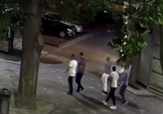 В Одессе компания парней перевернула чужую машину и сбежала Фото: кадр из видео