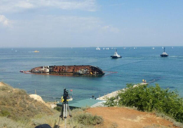 На одесском пляже поднимают затонувший танкер: фото и видео - фото