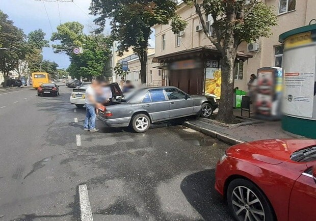 В центре Одессы автомобиль Mercedes выехал на тротуар и наехал на пешехода.Фото патрульной полиции