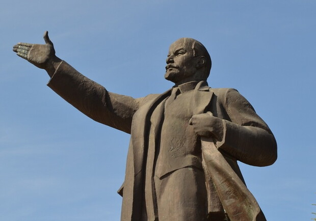 Больше не Ленин: в Одесской области креативно переделали памятник. Фото из открытых источников