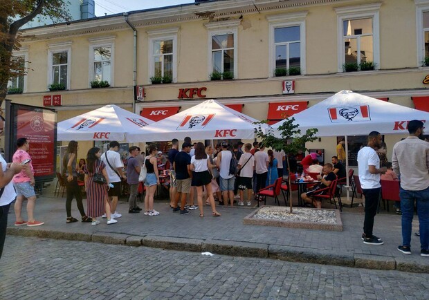 Первый KFC в Одессе: Дерибасовская пятый день подряд в очередях