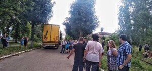 Долг по зарплате с прошлого года: в Харькове протестующие работники заблокировали выезд с завода