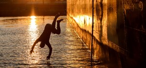 Ради страховки: в Одессе индус спрыгнул с судна в море