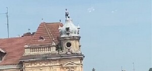 Статуй свободи: у Львові чоловік видерся на купол будинку 