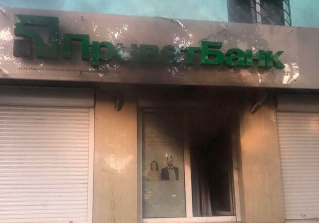 В Одессе горело отделение Приватбанка: тушить приехали 20 спасателей. Фото: ГСЧС в Одесской области