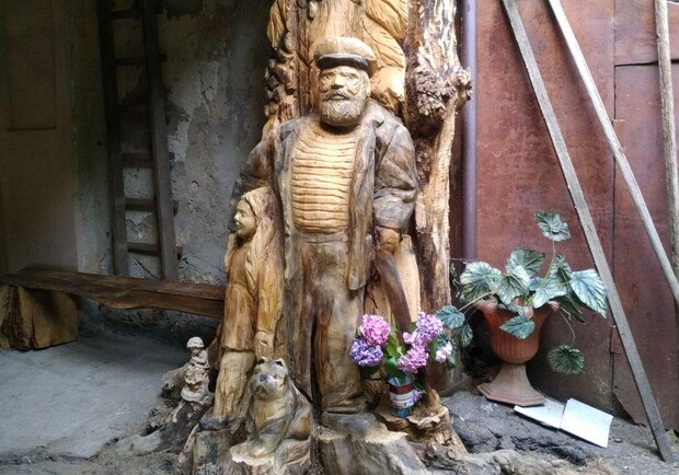 Скульптура из древнего тополя: что посмотреть в дворике на Успенской - фото