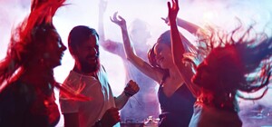 Толпы людей во время карантина: как проходят концерты в клубах Аркадии