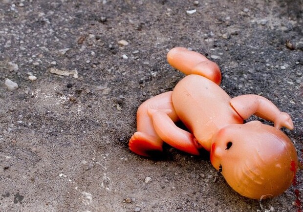 Под Одессой собака нашла труп новорожденного ребенка: ее "похоронила" собственная мать  - фото