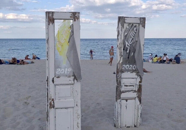 На одесских пляжах появились причудливые арт-объекты. Фото Думской