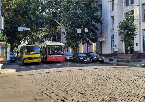 Все равно паркуются: как живет четырехполосная Пушкинская. Фото Марины Повертайло