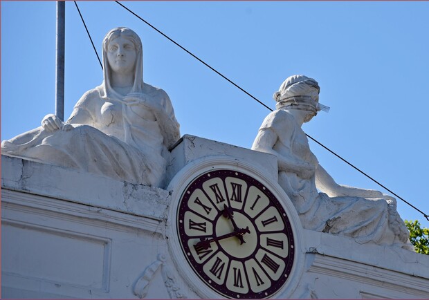 У скульптуры «Ночь» над Одесской мэрией отклеивается скотч - фото