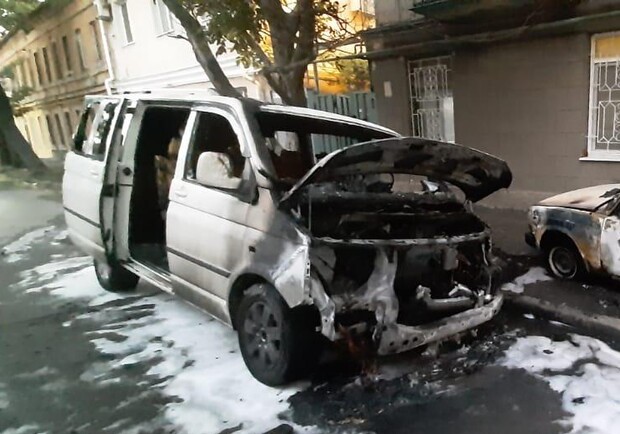 Ночь "с огоньком": в Одессе сгорели три автомобиля. Фото: ГУ НП в Одесской области